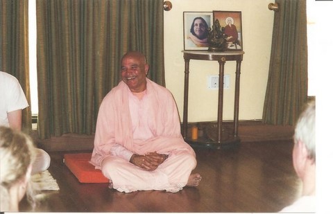 Swami Sivananda sur les bords du Gange à Rishikesh
